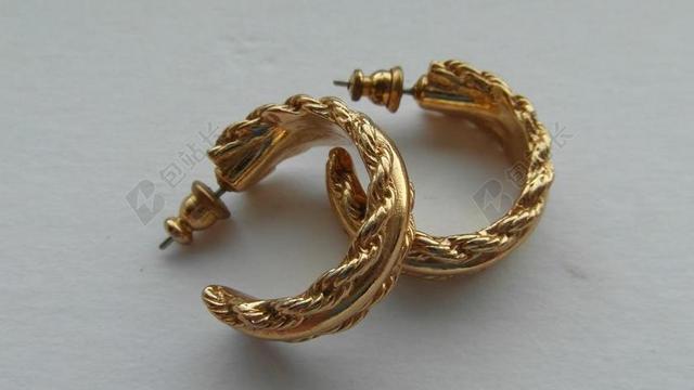 金白装饰品精致两个金色耳环首饰珠宝设计背景图片