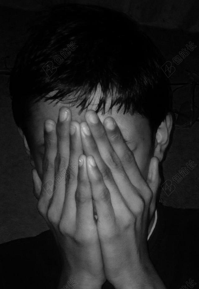 灰色人物无感捂着脸的人捂脸心情人物心理背景图片