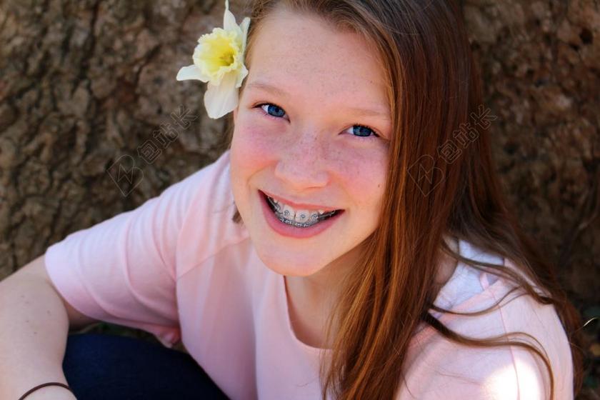 清新头上戴着花朵的女子背景图片