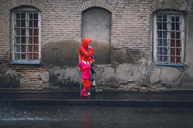 时尚街道穿雨衣的女子背景图片