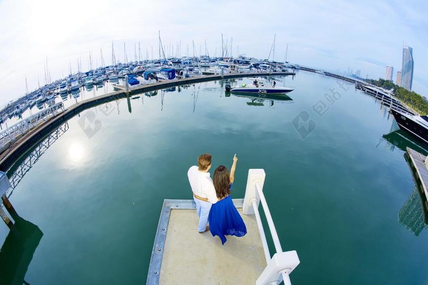 蓝色人物温馨栏杆边的夫妻观赏湖边景色游览观光旅游爱情背景图片