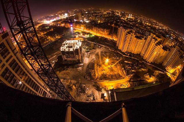 黄色建筑华丽夜晚的霓虹都市城市夜景背景图片