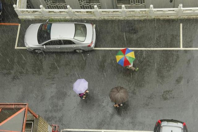 雨天 淅淅沥沥 行人三两 阴郁
