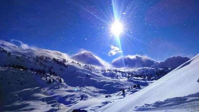 自然雪山天空景色背景图片