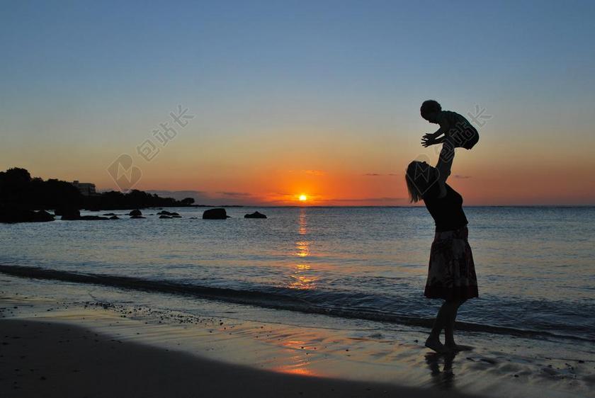 母亲 儿子 婴儿 海滩 日落 播放 快乐 一起 侧影 海