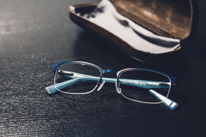 眼镜工艺经典一副眼镜办公学习近视背景图片