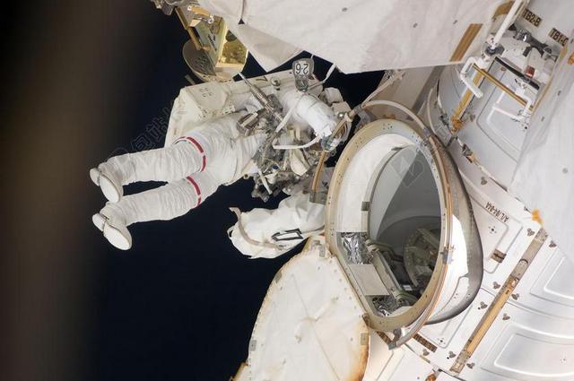 宇航员特派团空间宇宙国际空间站设备出舱活动技术背景图片