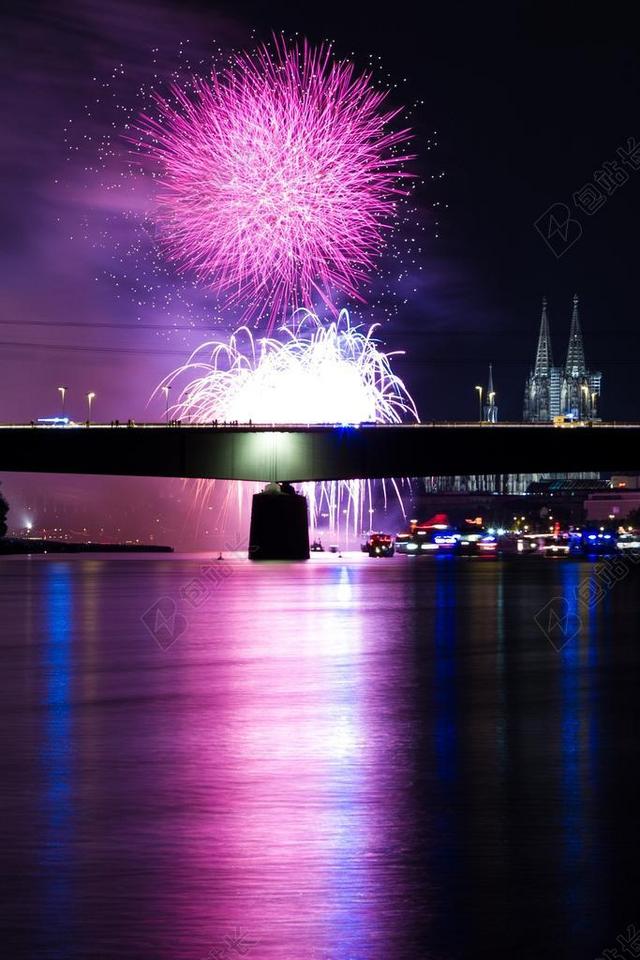 彩色绚烂大桥上空绽放的烟花烟火庆祝夜景背景图片