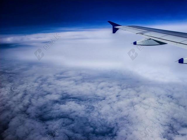 蓝白自然浓厚蓝天下的云层和机翼飞行天空自然背景图片