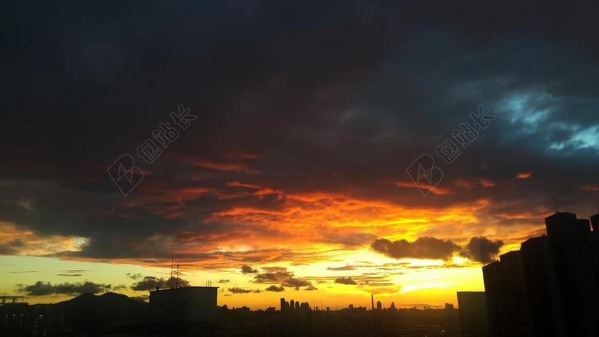 日落 发光 天空 在晚上 太阳能 光 红色 海 城市 太阳