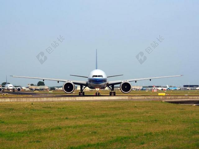 航空波音777飞机滑行机场交通降落背景图片