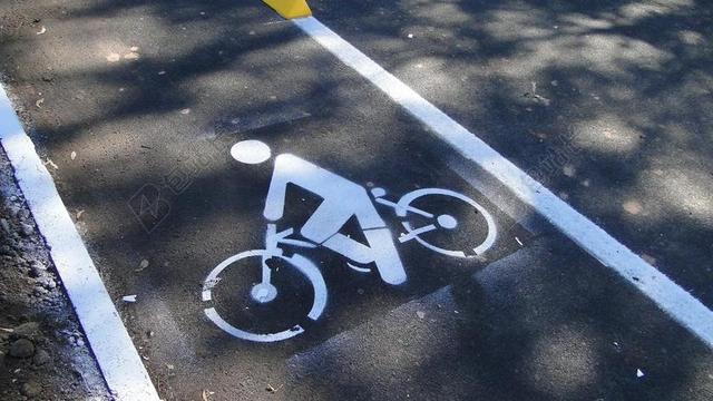 白色建筑简约自行车道小径道路标志物背景图片