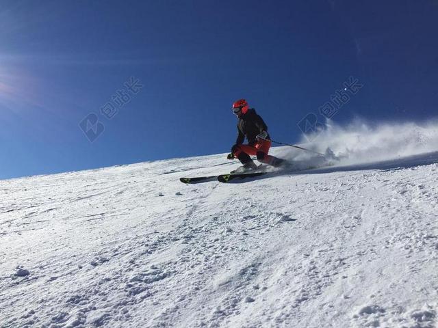 蓝白运动激烈蓝天下雪山上的滑雪者极限冒险运动滑雪背景图片