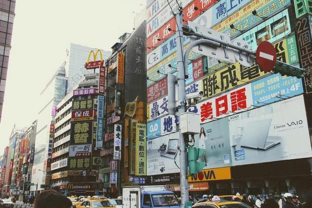 台湾广告字符资本街头现场建设背景图片