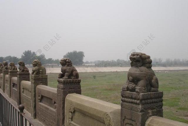 中国北京桥户外桥头石狮雕塑背景图片