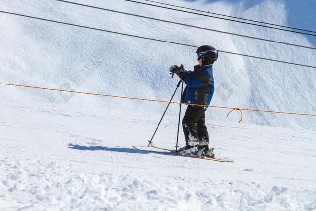 雪 滑雪 男孩 孩子 冬天 山 滑雪者 运动 冷 假期
