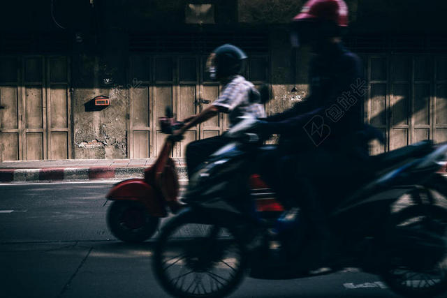 人特写骑摩托车的人背景图片