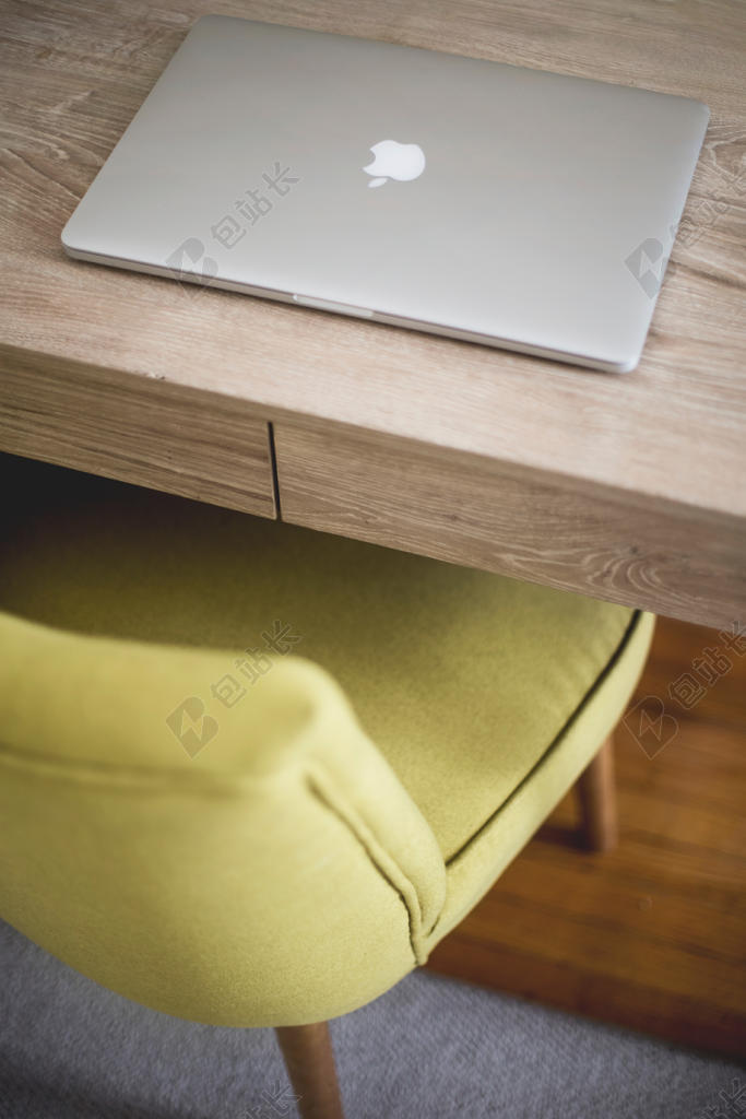 白色室内办公室工作通讯设备电脑展示背景图片