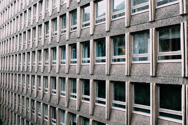 灰蓝建筑整齐几何规整的墙面建筑外墙设计背景图片