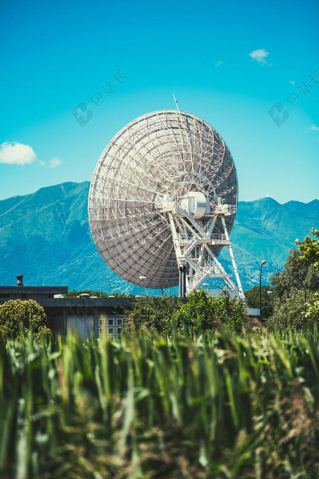 能源清新山野间的大型塔自然能源收集背景图片