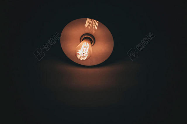 灯老旧昏暗的老式灯泡背景图片