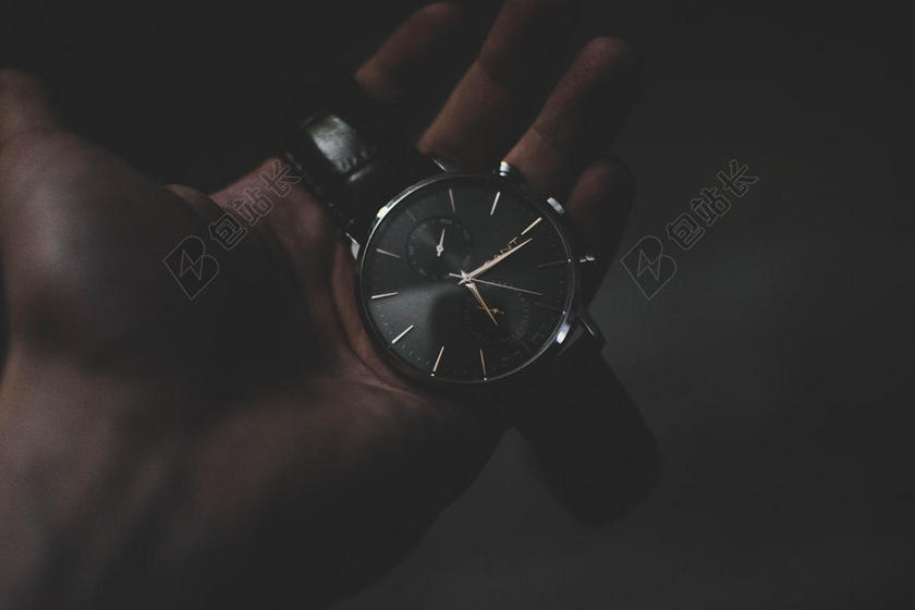 黑色人商务男人手中黑色的腕表背景图片