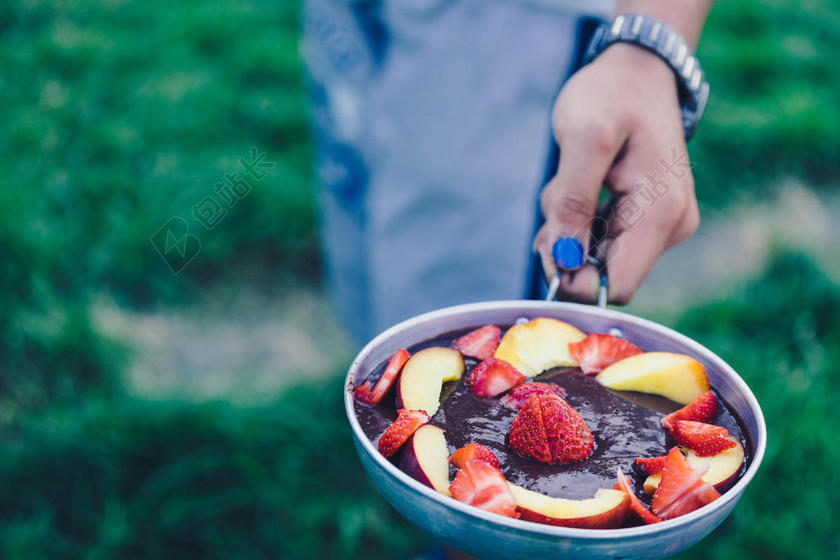 餐饮食物拿着一碗美食香甜烘焙美食背景图片