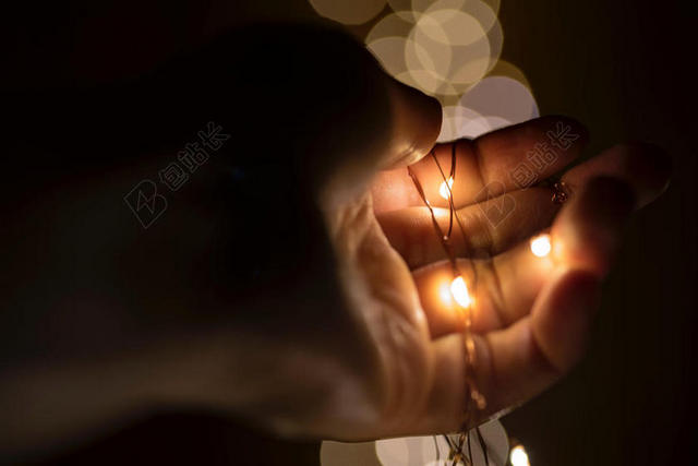 夜晚手护着灯芯光亮背景图片
