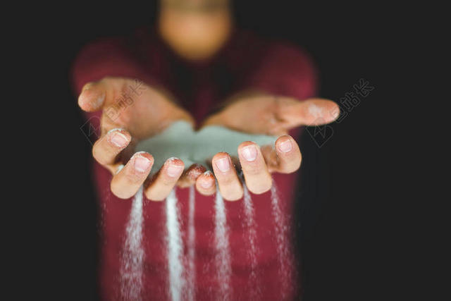 红色艺术人像手持沙粒延时摄影背景图片