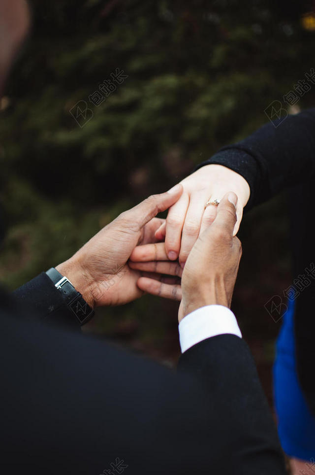 黄色手势温馨双手护着小手亲子家人手势背景图片