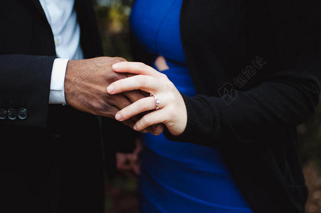 黑色金融商务情侣双手手持结婚对戒背景图片