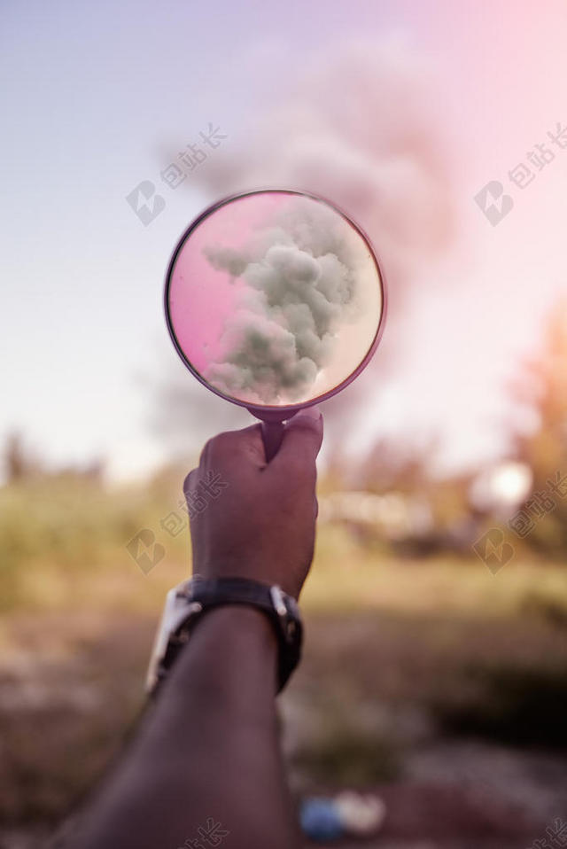 手势手上拿着一个放大镜记录拿着手势背景图片