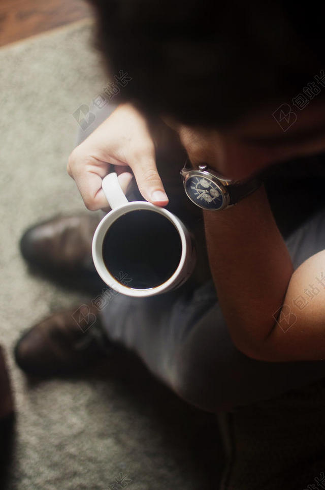 白色人放松拿白色咖啡的男人背景图片