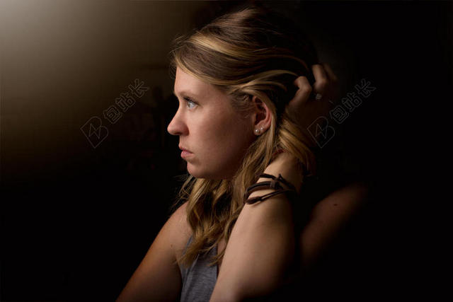 褐色教育沉思女人思考图书馆背景图片