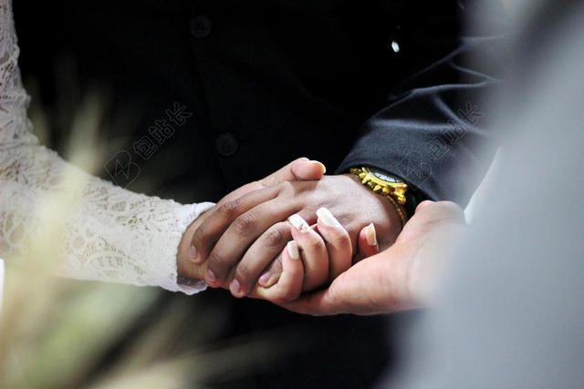 人浪漫婚礼上夫妻的握手背景图片