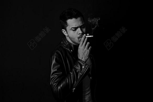 灰黑人物性感啊正在吸烟的皮衣男子男士吸烟背景图片