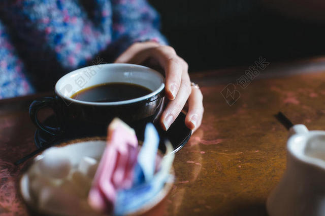 手势女孩摸着咖啡杯抚摸饮料休闲手势背景图片