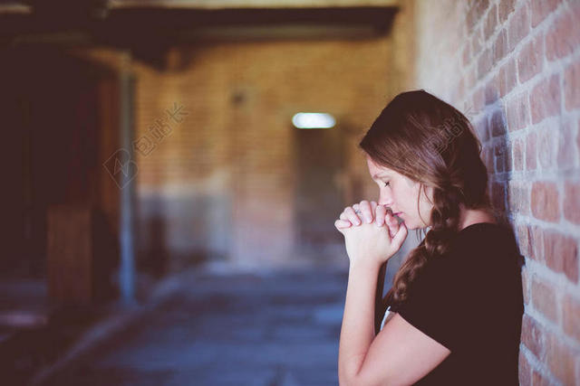 一个美丽女人正在祈祷祷告图片