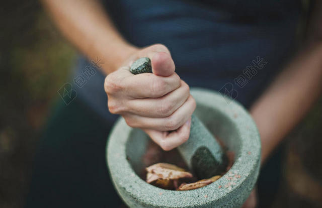 女人和灰色的石磨背景图片