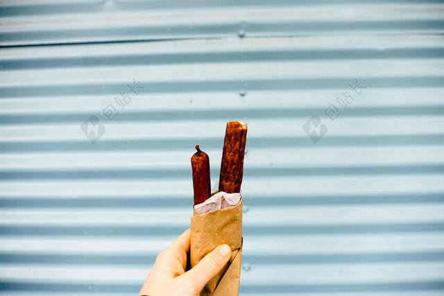 食物手中的烤香肠背景图片