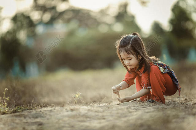 摄影唯美小女人玩沙子宣传背景图片