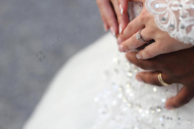 手势呼和男女两双手放在一起保护守护爱情婚礼背景图片