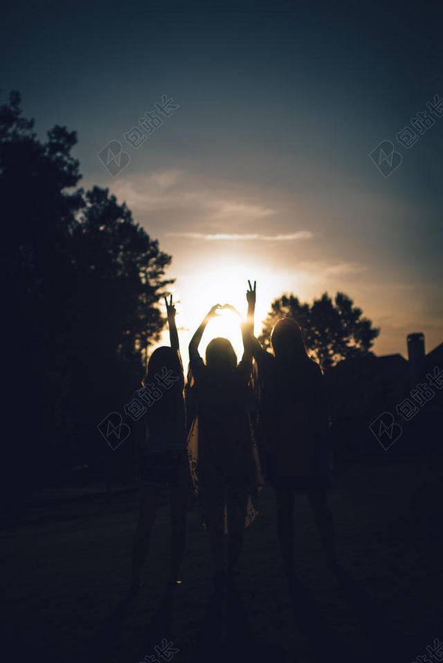 黑色夜晚欢呼庆祝聚会成功背景图片