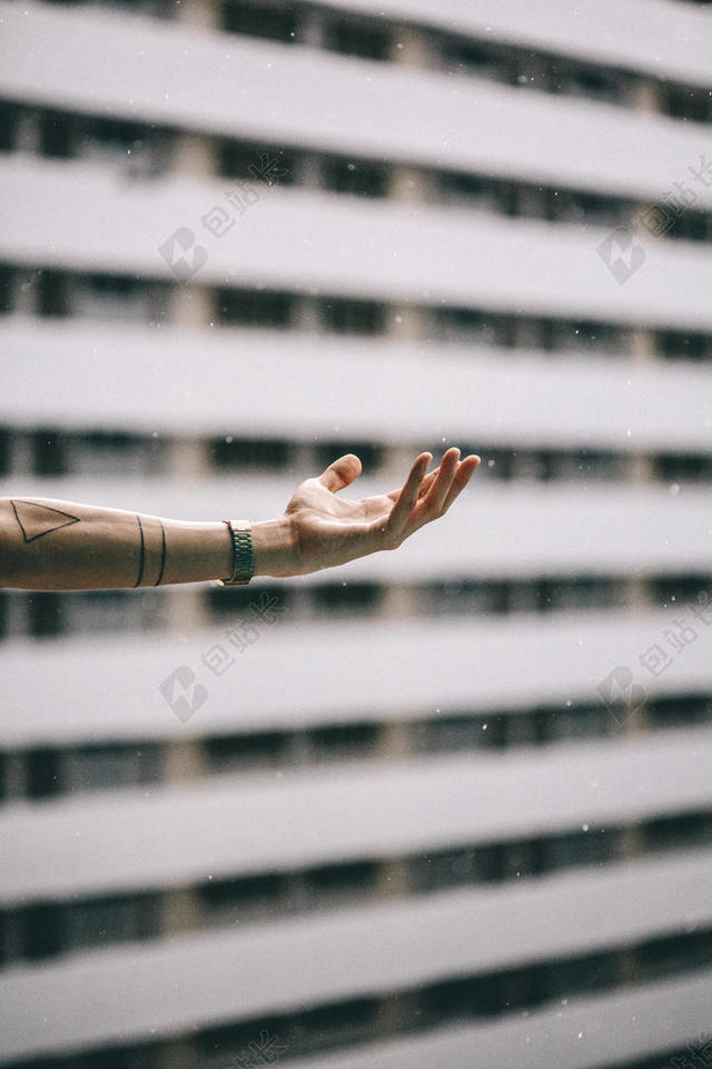 白色建筑手接雨水背景图片