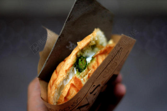 餐饮食物美味纸上包着的面包烘焙夹心面包食物背景图片