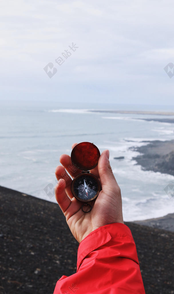 户外自然景观旅游度假指南针海边背景图片