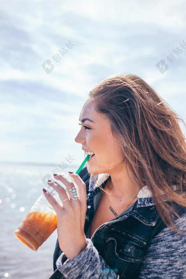 蓝色广告简约唯美美女海边和咖啡背景图片