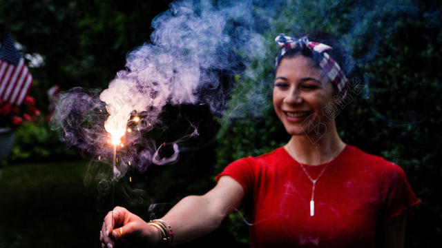 人开心玩烟花的美丽少女背景图片