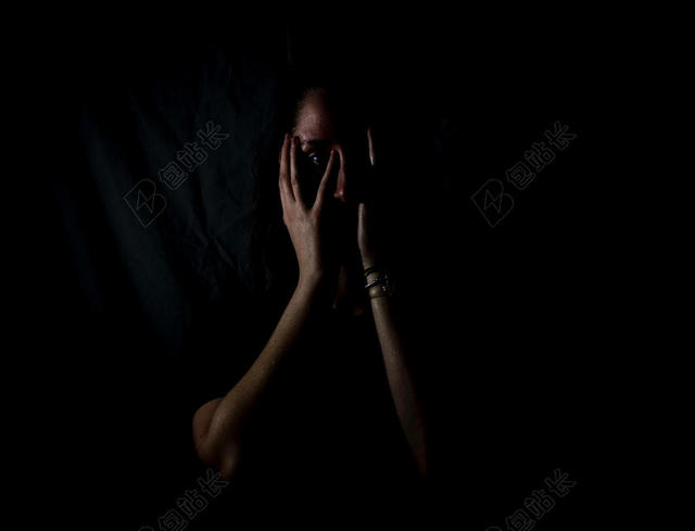 黑色艺术简约单调女性人像双手近景特写背景图片