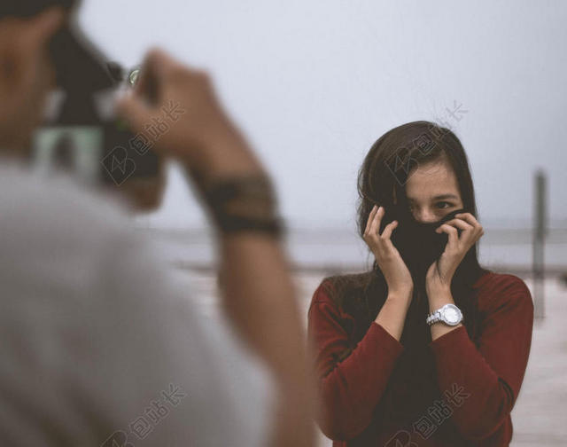 黑色艺术简约女性人像双手手持照相机背景图片